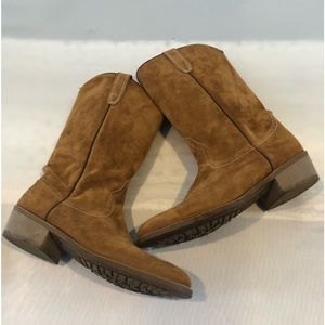 Suede Men’s Cowboy Boots , Tan color , size 9.5 , Vibram Outsole